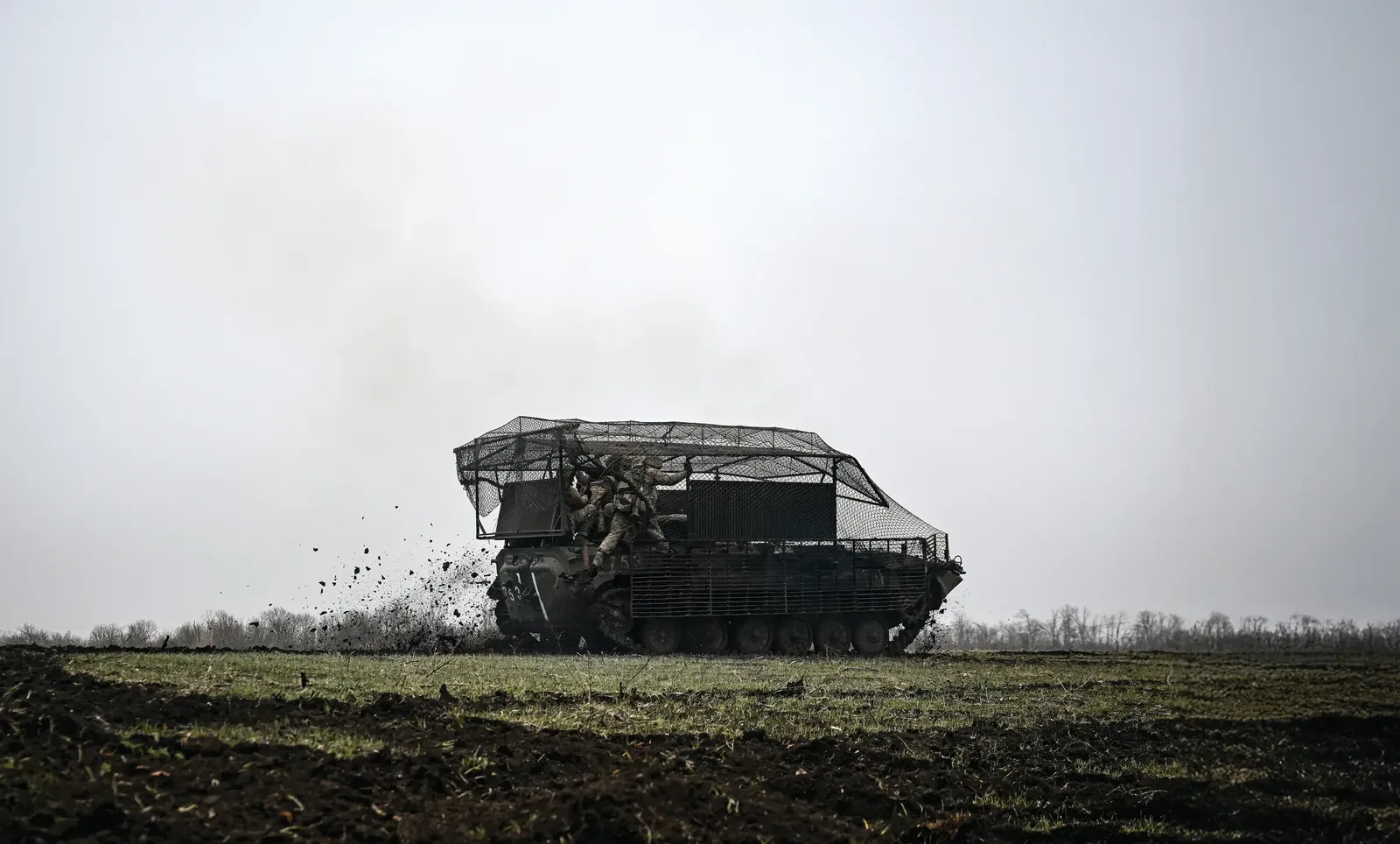 Бійці на БТРі прибули на полігон для бойових стрільб