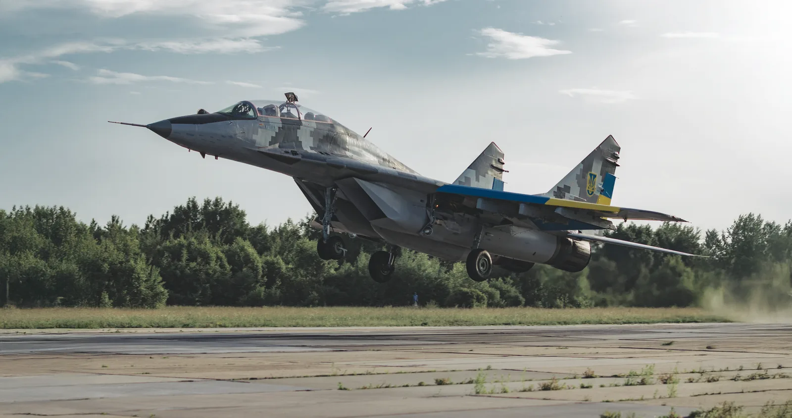 Винищувач МіГ-29 здійснює виліт для навчально-тренувального польоту