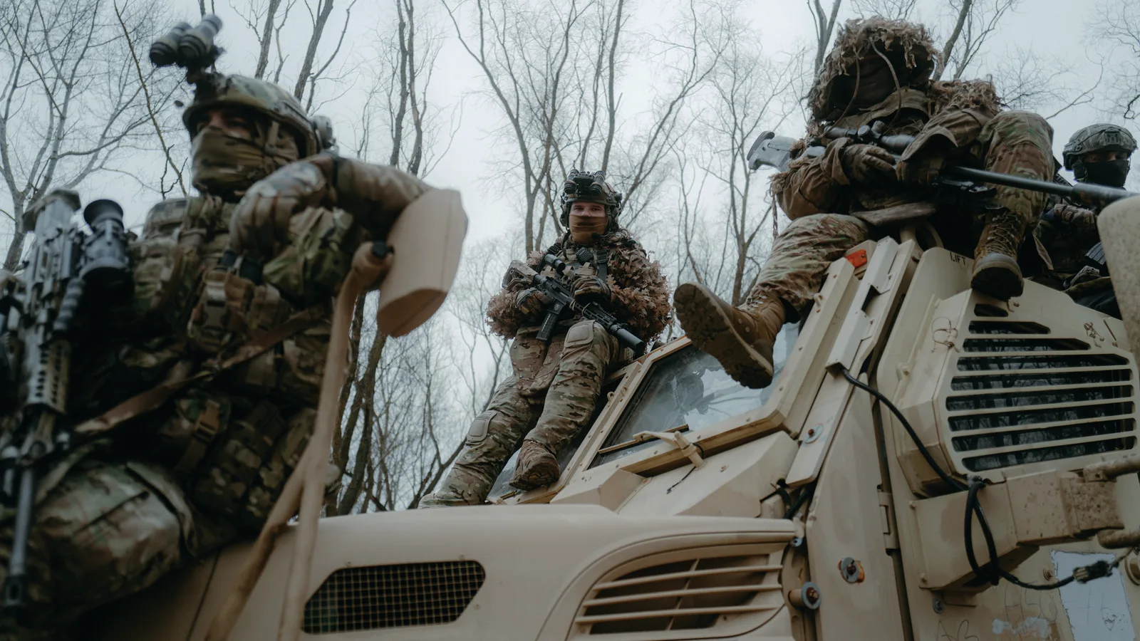 Бійці на автомобілі під час виконання бойового завдання