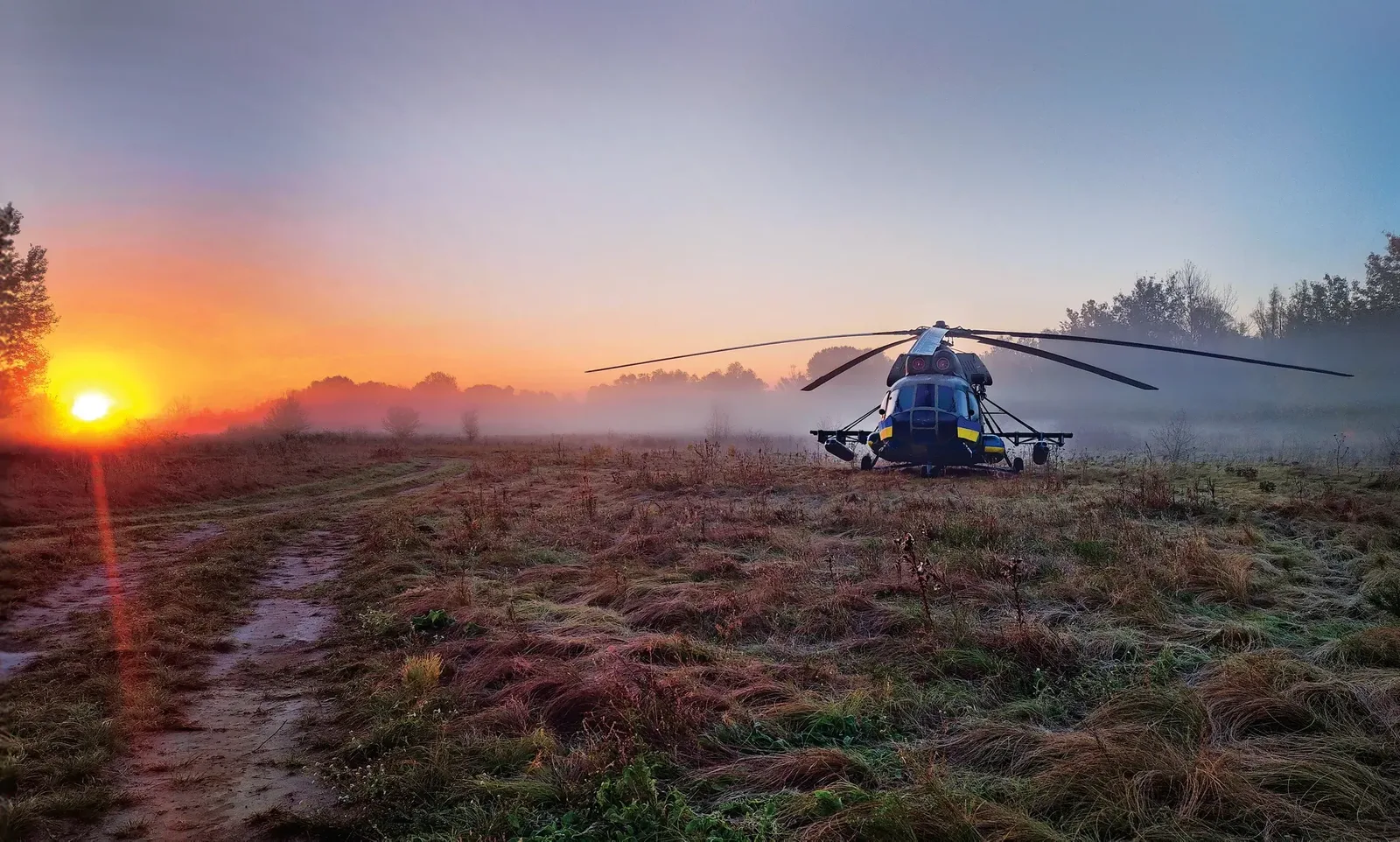 Захід сонця, гвинтокрил Мі-8 на майданчику підскоку