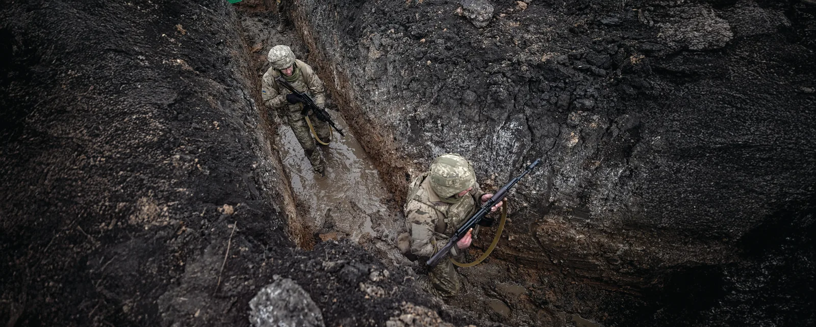 Бійці під час бойових стрільб на полігоні